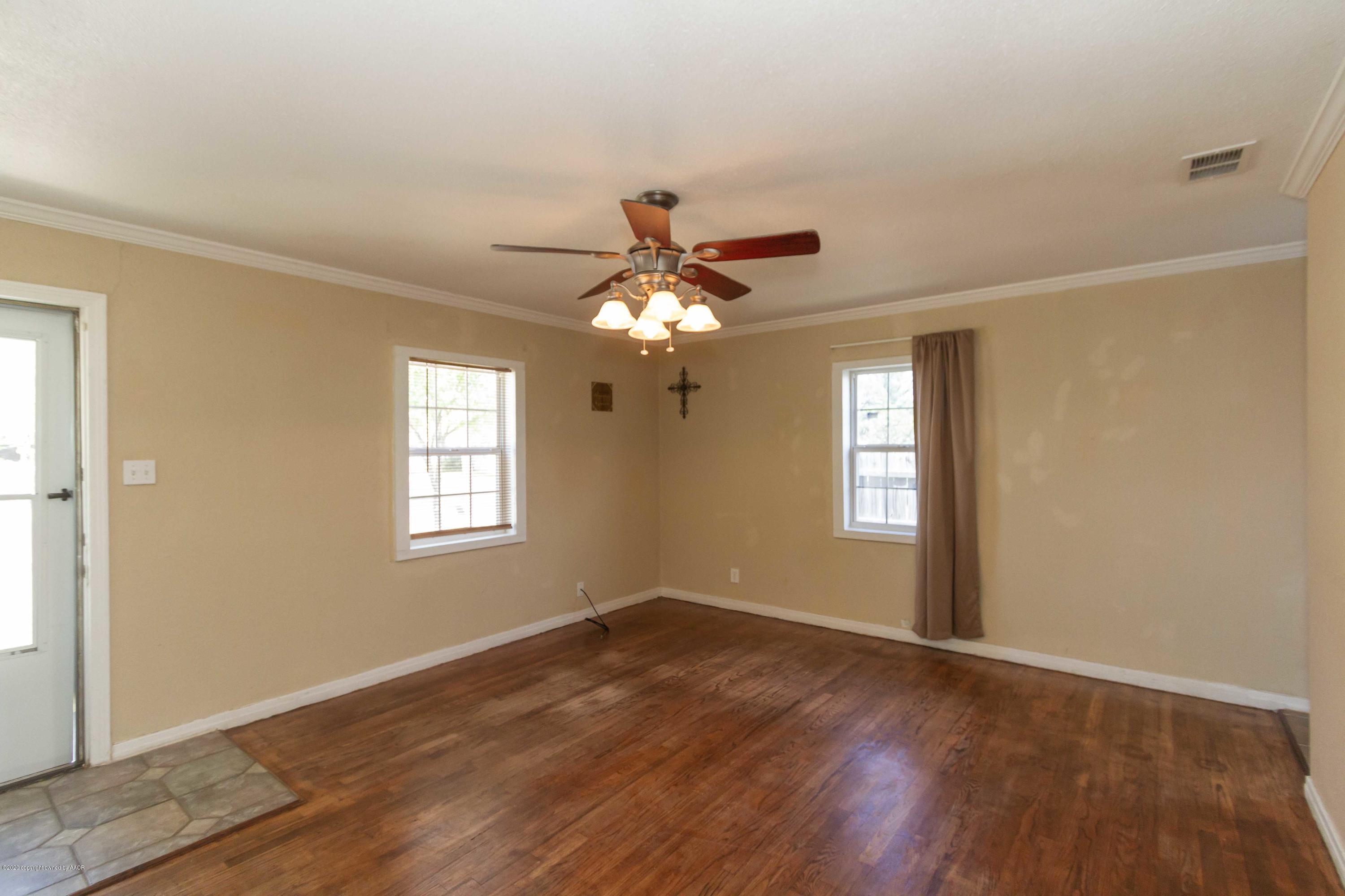 4201 Gables Street Amarillo, TX 79110 - Photo 27 of 32 LIVING ROOM VIEW 2