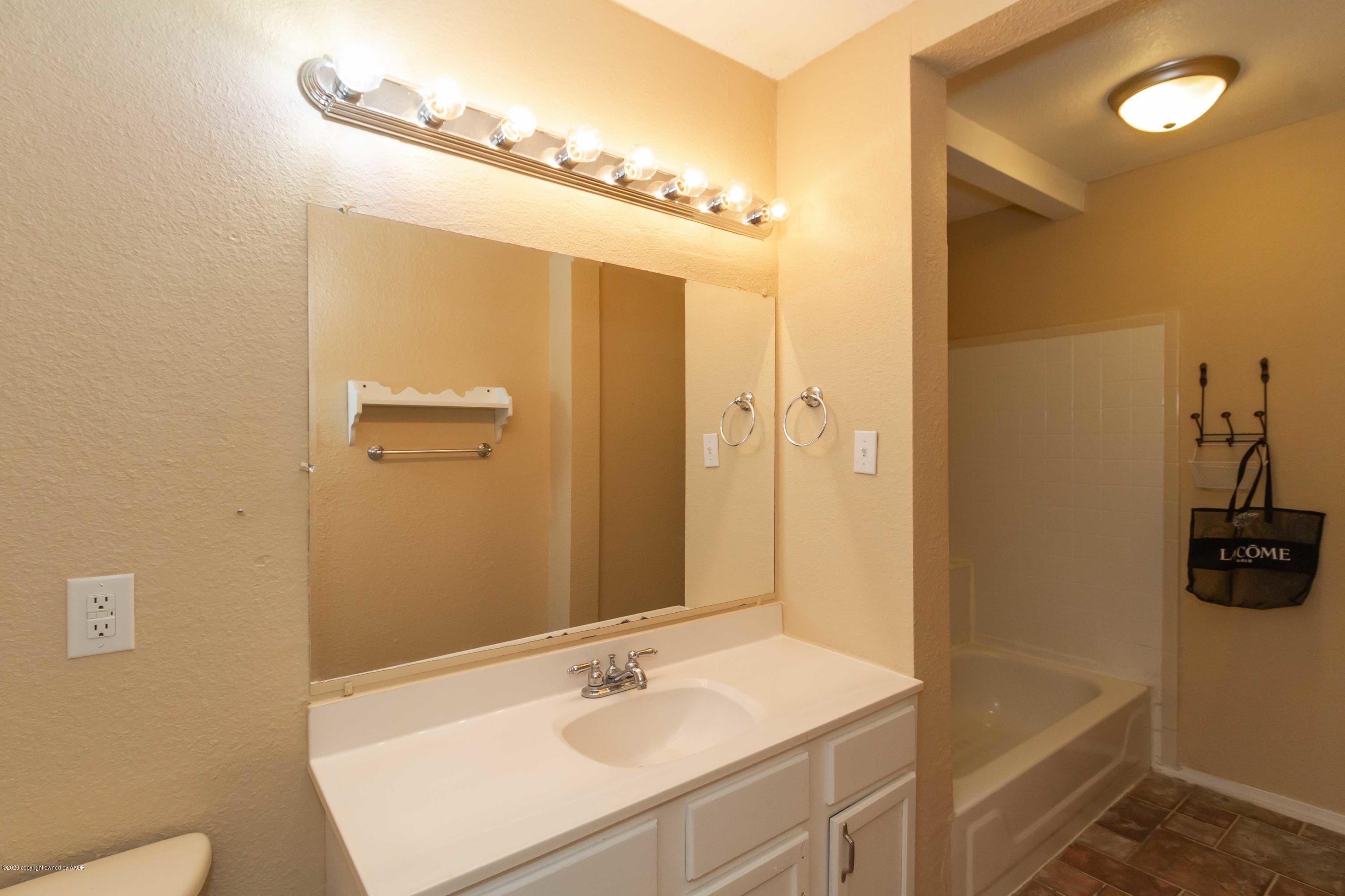 4201 Gables Street Amarillo, TX 79110 - Photo 5 of 32 BATHROOM 1 VIEW 1