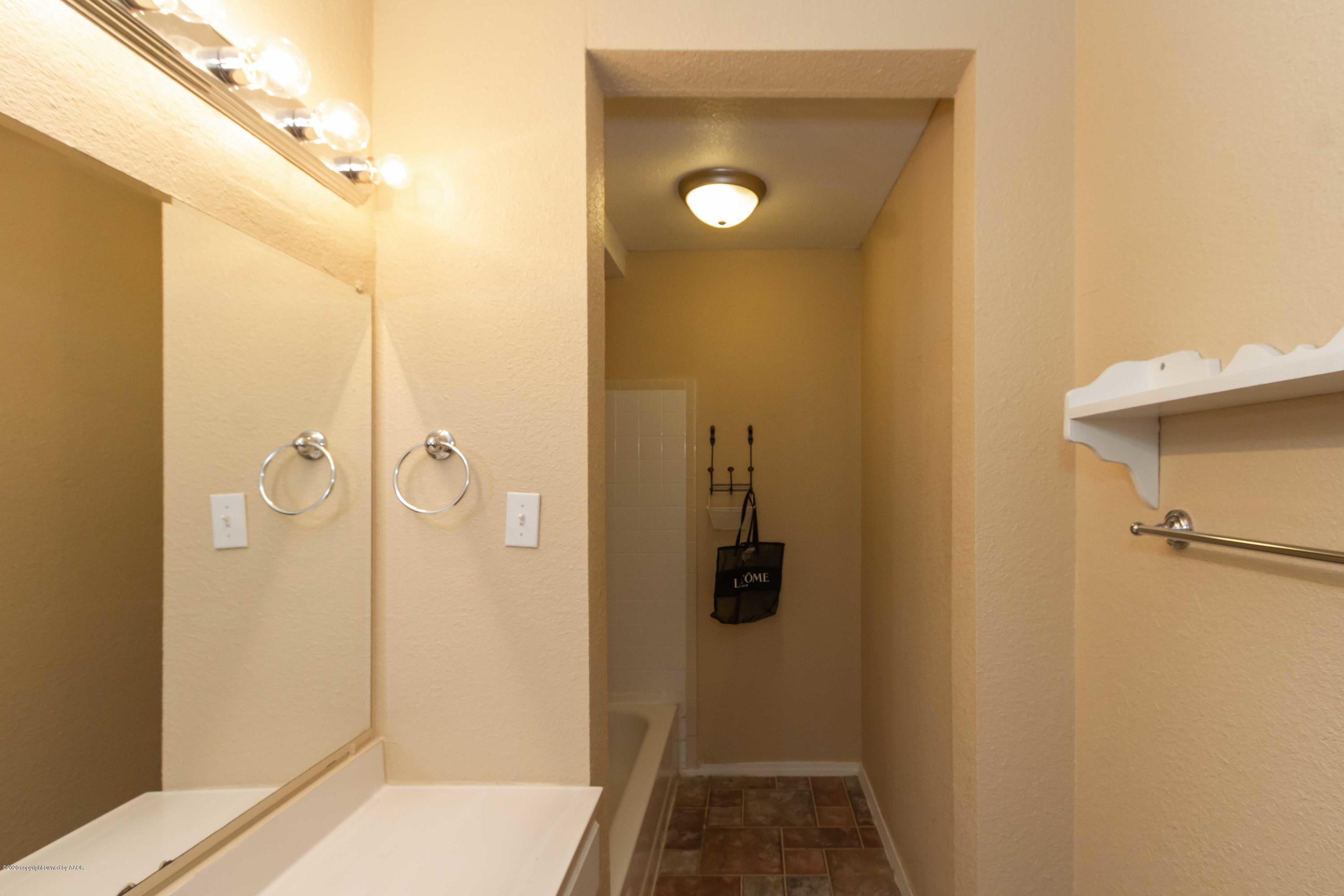 4201 Gables Street Amarillo, TX 79110 - Photo 6 of 32 BATHROOM 1 VIEW 2