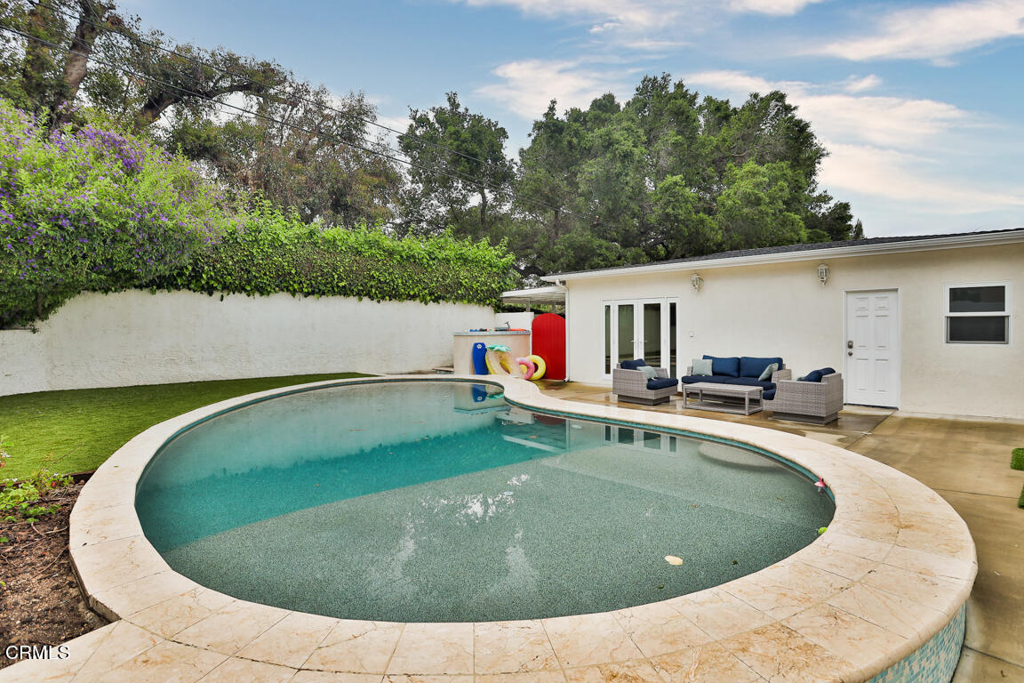 4900 Crown Avenue La Canada Flintridge, CA 91011 - Photo 36 of 41 a view of a swimming pool with back yard