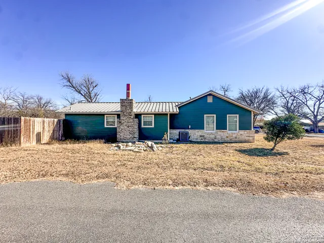 $275,000 | 216 West Redbud Street, Junction, TX 76849