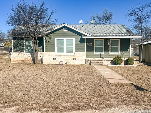 $275,000 | 216 West Redbud Street, Junction, TX 76849