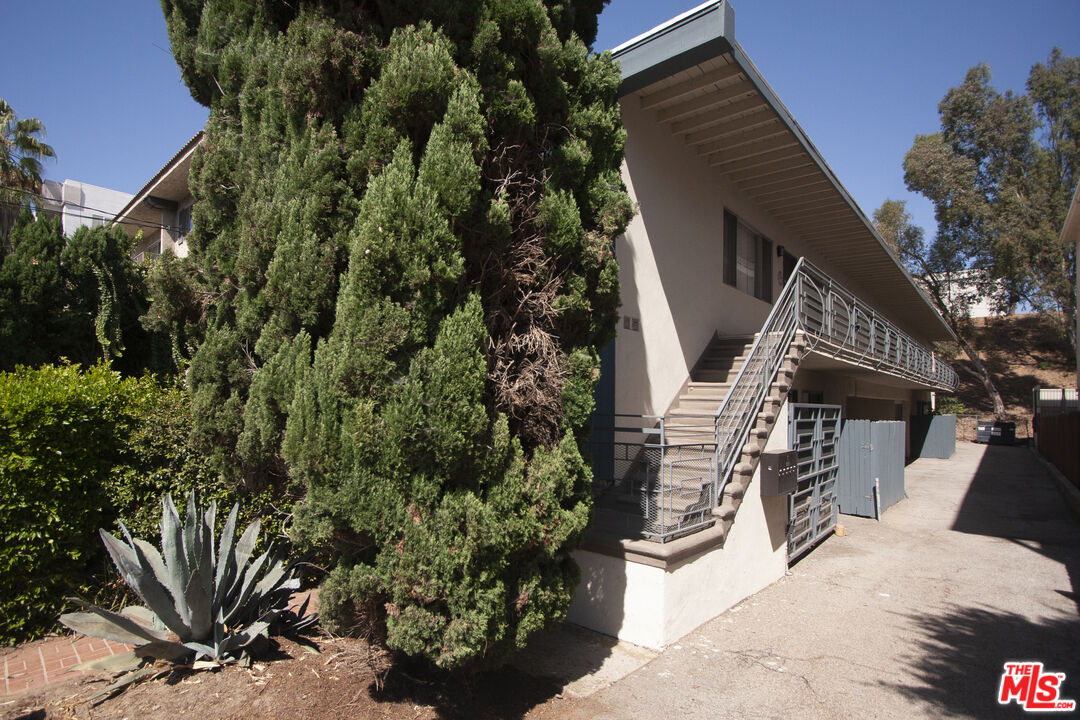 11521 Rochester Avenue, Unit 1 Los Angeles, CA 90025 - Photo 1 of 9 Gallery Image 1