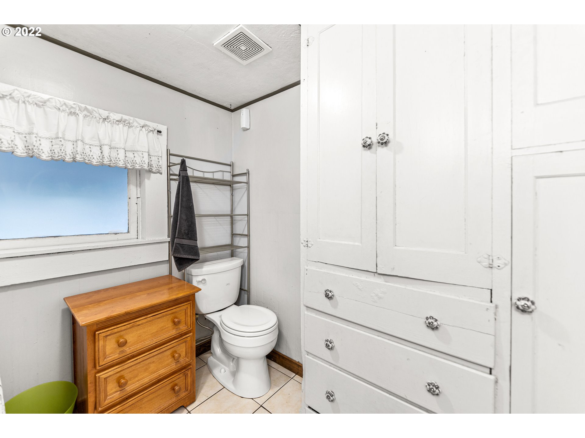 401 Maple Street Ridgefield, WA 98642 - Photo 11 of 31 a bathroom with a toilet a sink and shower