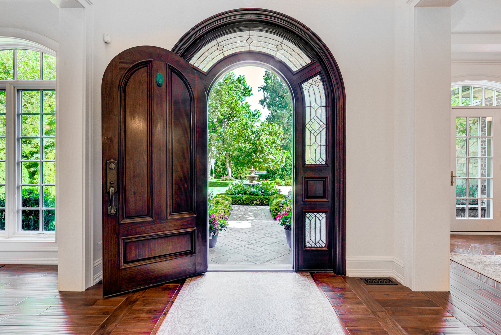 102 Longmeadow Road Winnetka, IL 60093 - Photo 10 of 52 a front view of a house with a garden