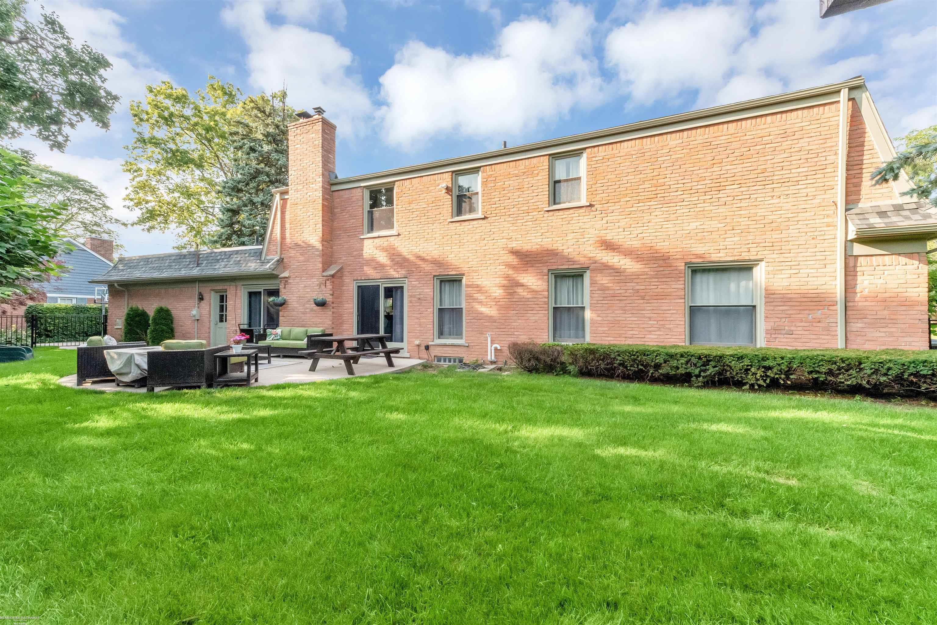 31 North Duval Road Grosse Pointe, MI 48236 - Photo 49 of 55 50118441-48.JPG