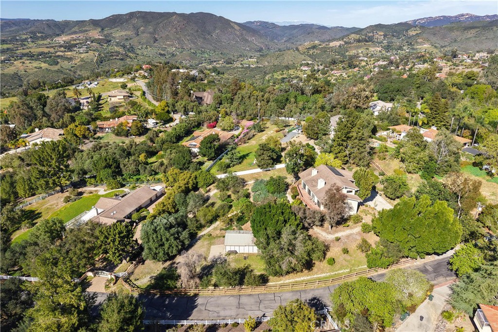 2248 Mil Sorpresas Drive Fallbrook, CA 92028 - Photo 19 of 74 view of city and mountain