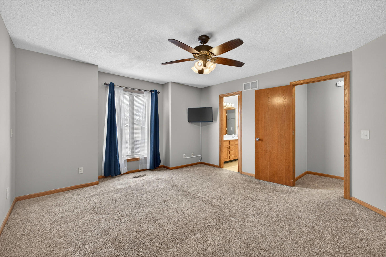 313 Sullivan Drive Colona, IL 61241 - Photo 17 of 41 a view of an empty room with a ceiling fan