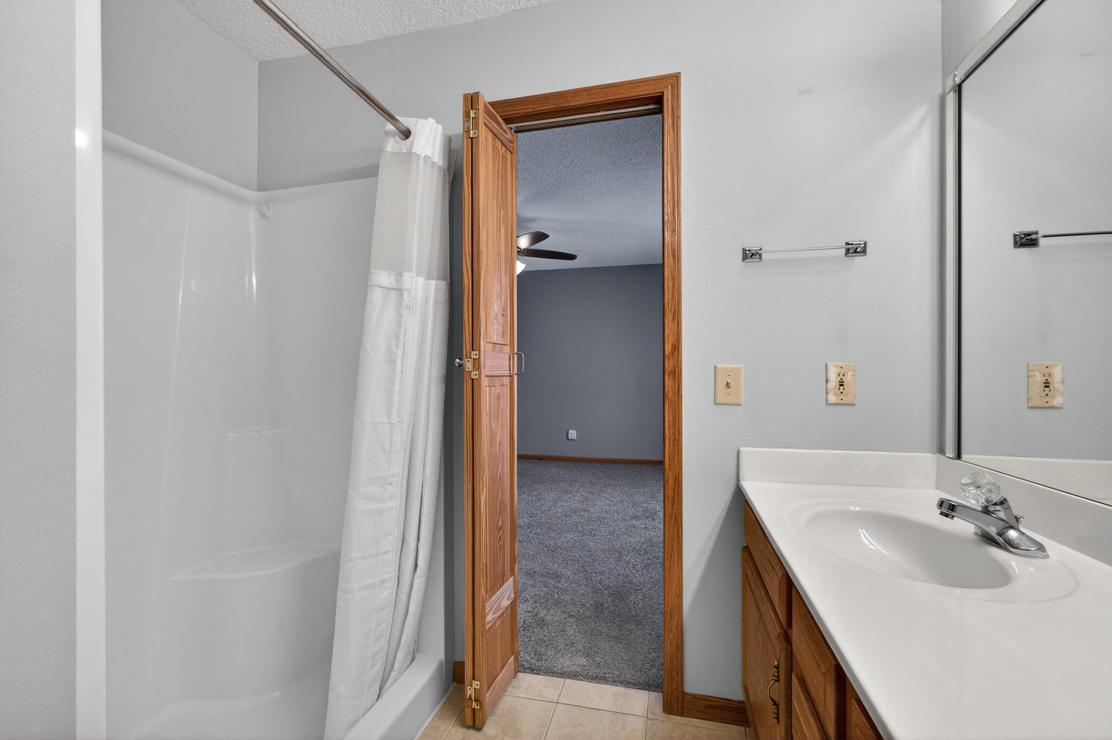313 Sullivan Drive Colona, IL 61241 - Photo 21 of 41 a bathroom with a sink and a mirror