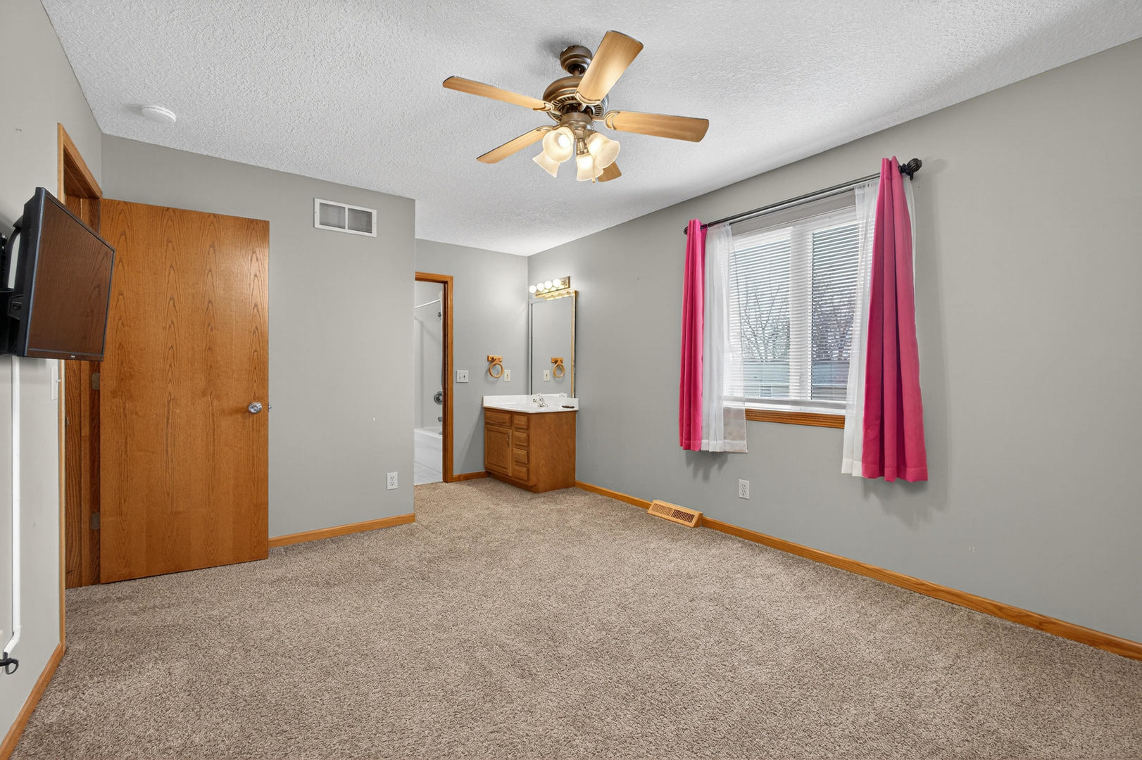 313 Sullivan Drive Colona, IL 61241 - Photo 28 of 41 a view of an empty room with a window