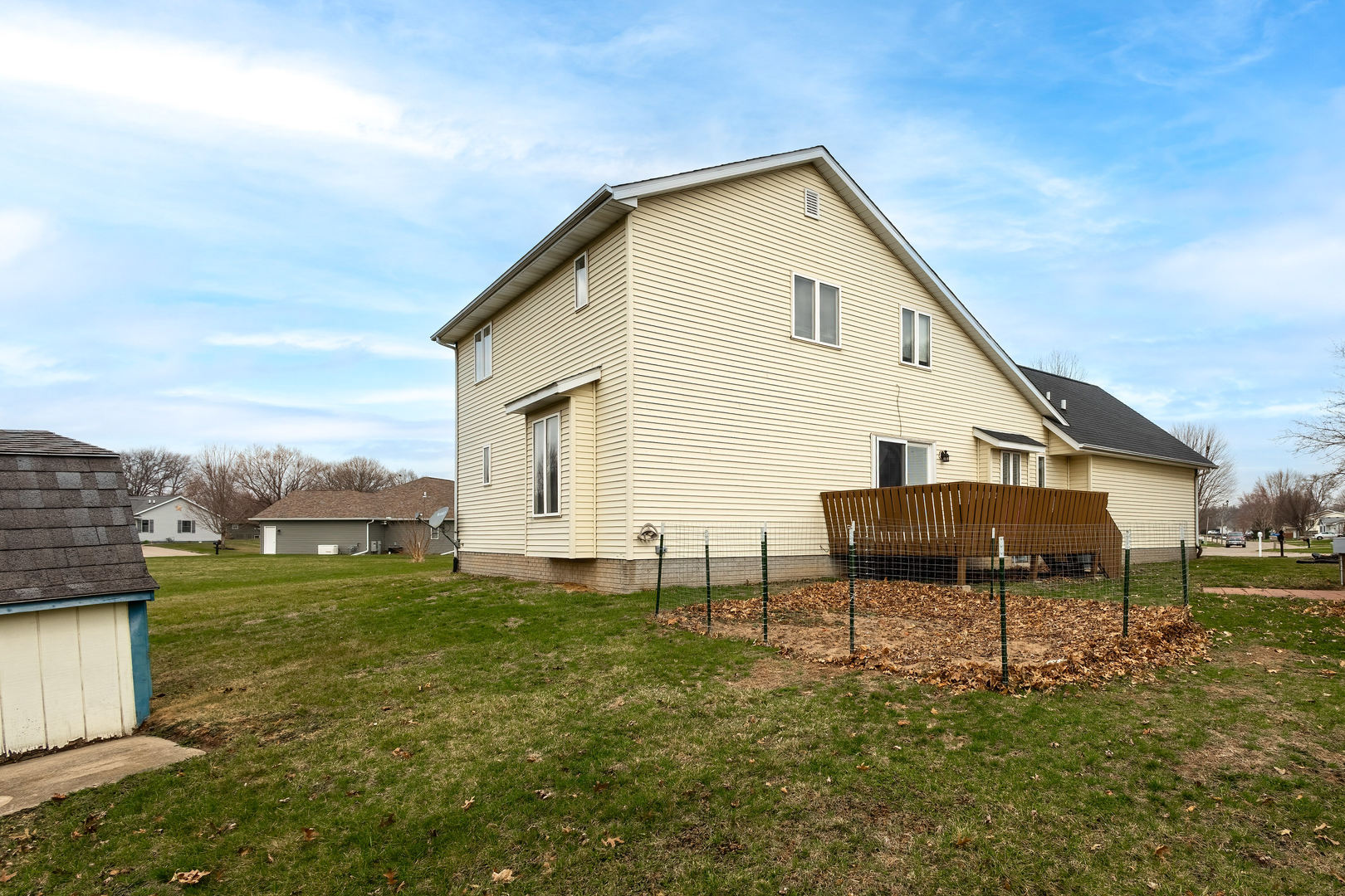 313 Sullivan Drive Colona, IL 61241 - Photo 40 of 41 a backyard of a house with table and chairs