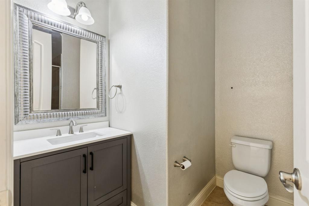 10234 Cava Road Frisco, TX 75035 - Photo 33 of 40 a bathroom with a toilet a sink a mirror and a shower