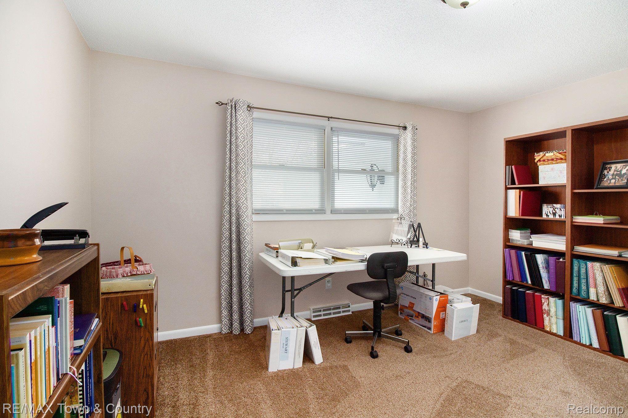 1037 Springview Drive Flushing, MI 48433 - Photo 15 of 24 sv bed 1.jpeg