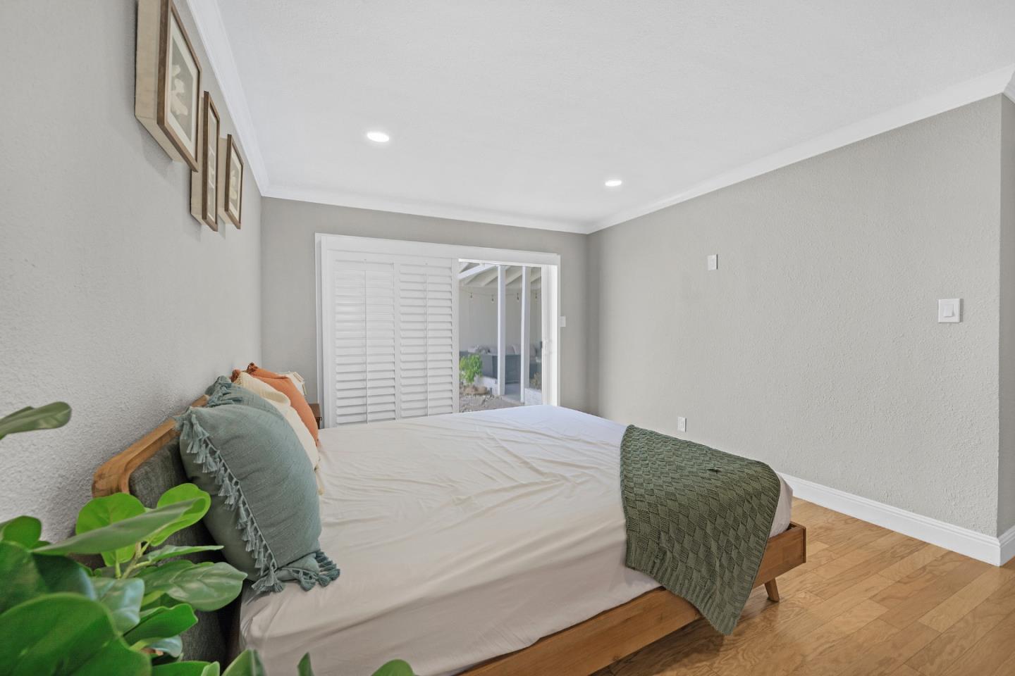 2514 Heatherlark Circle Pleasanton, CA 94566 - Photo 24 of 40 a room with a bed and a potted plant