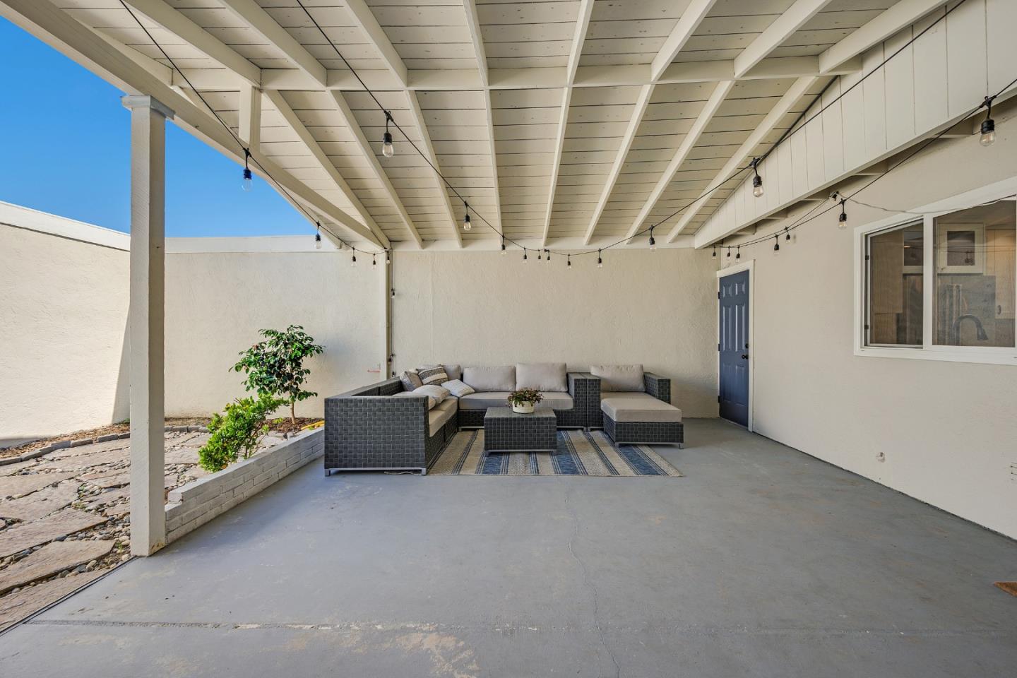 2514 Heatherlark Circle Pleasanton, CA 94566 - Photo 32 of 40 a dining room with furniture