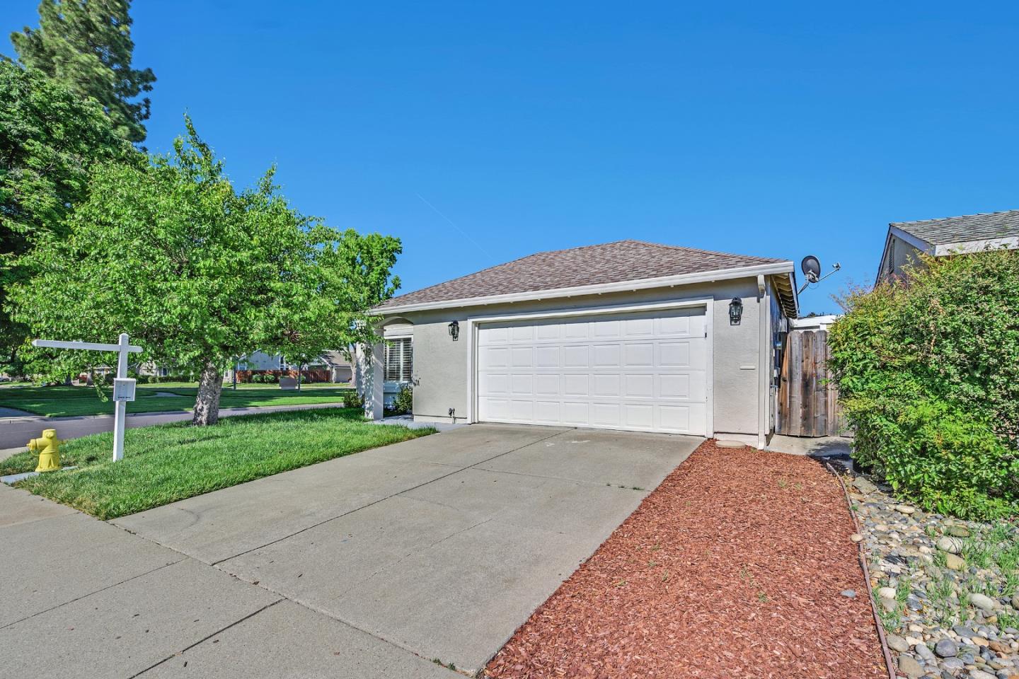 2514 Heatherlark Circle Pleasanton, CA 94566 - Photo 38 of 40 a front view of a house with a yard and garage