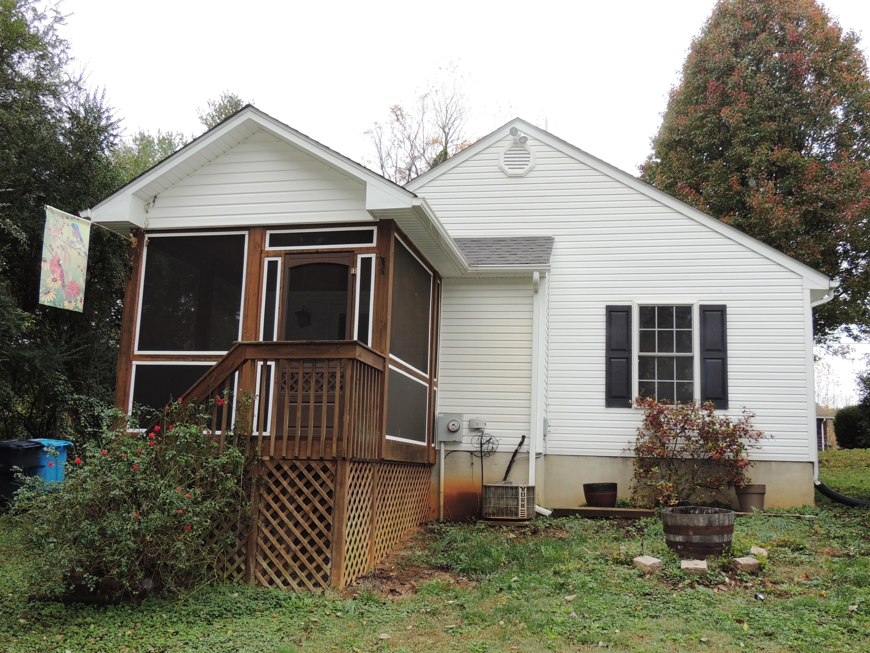 1439 Kefauver Road Southeast Roanoke, VA 24014 - Photo 2 of 14 Back Porch