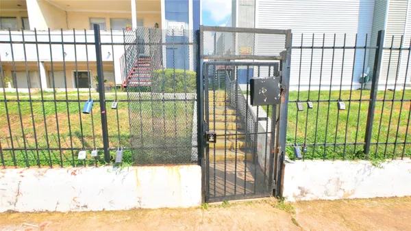 $105,000 | 781 Country Pl Drive, Unit 1061, Houston, TX 77079