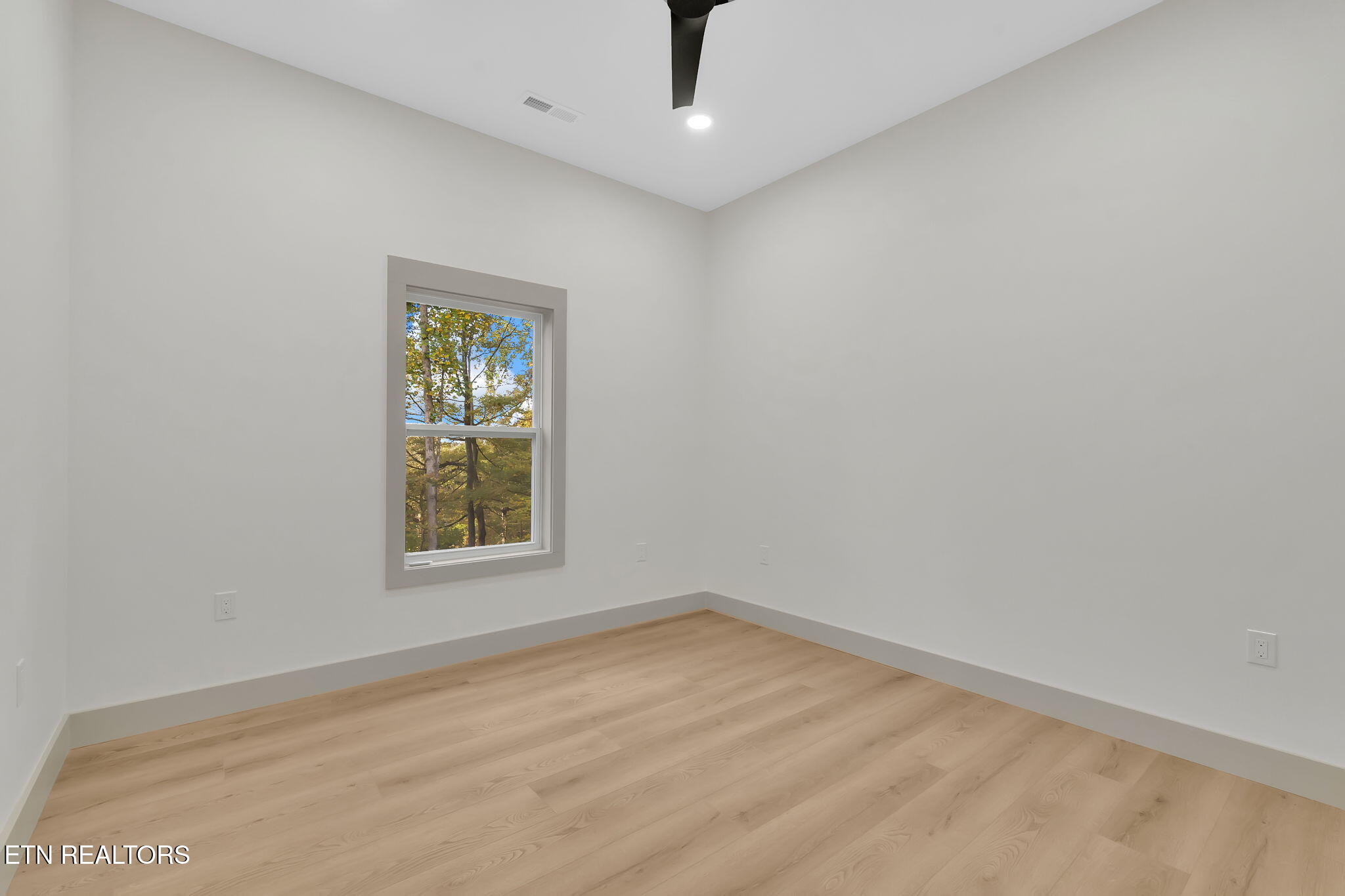 1301 Mountain Terrace Road Knoxville, TN 37932 - Photo 26 of 44 31-web-or-mls-JH 20251024-118