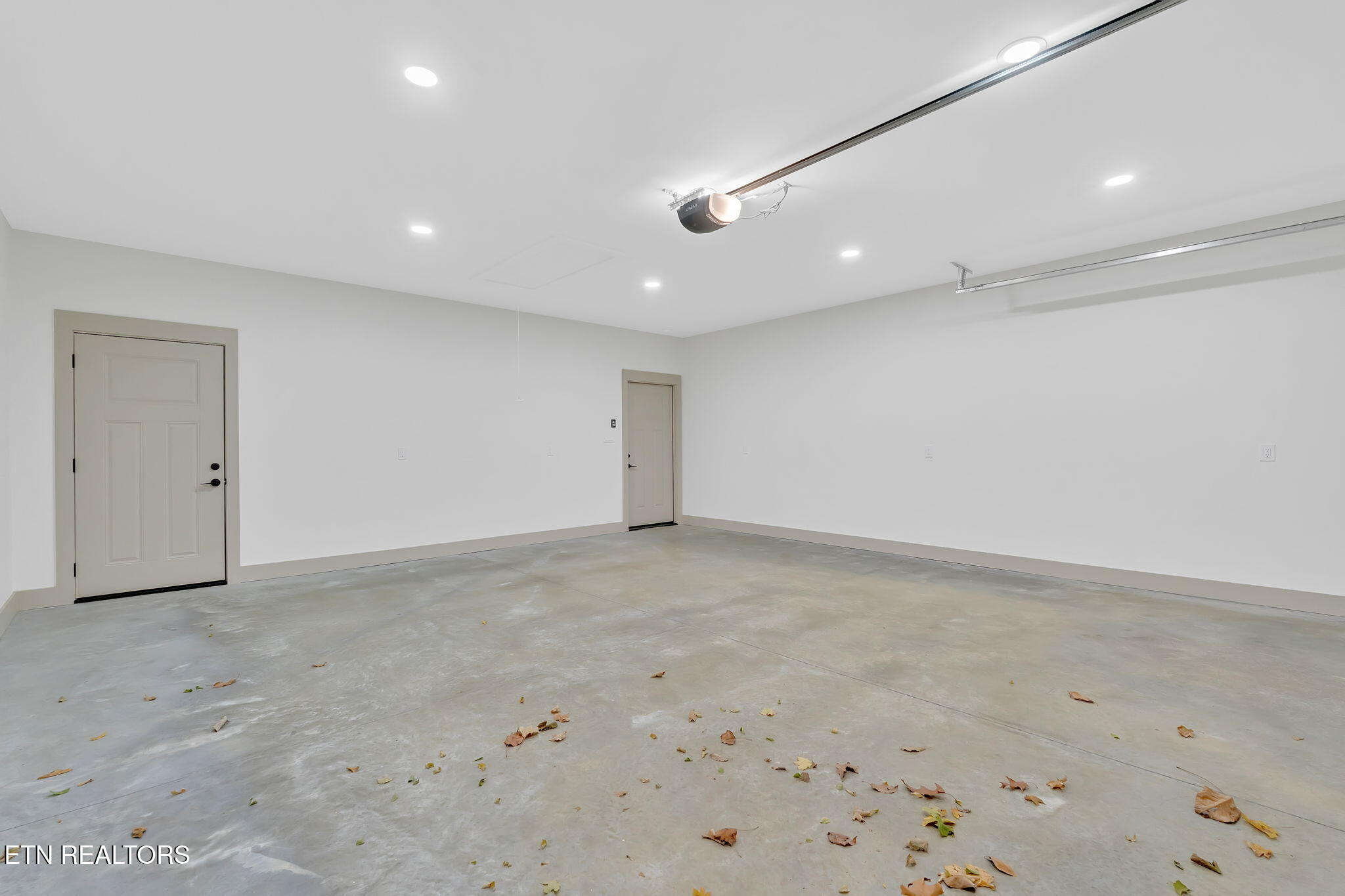 1301 Mountain Terrace Road Knoxville, TN 37932 - Photo 35 of 44 Garage