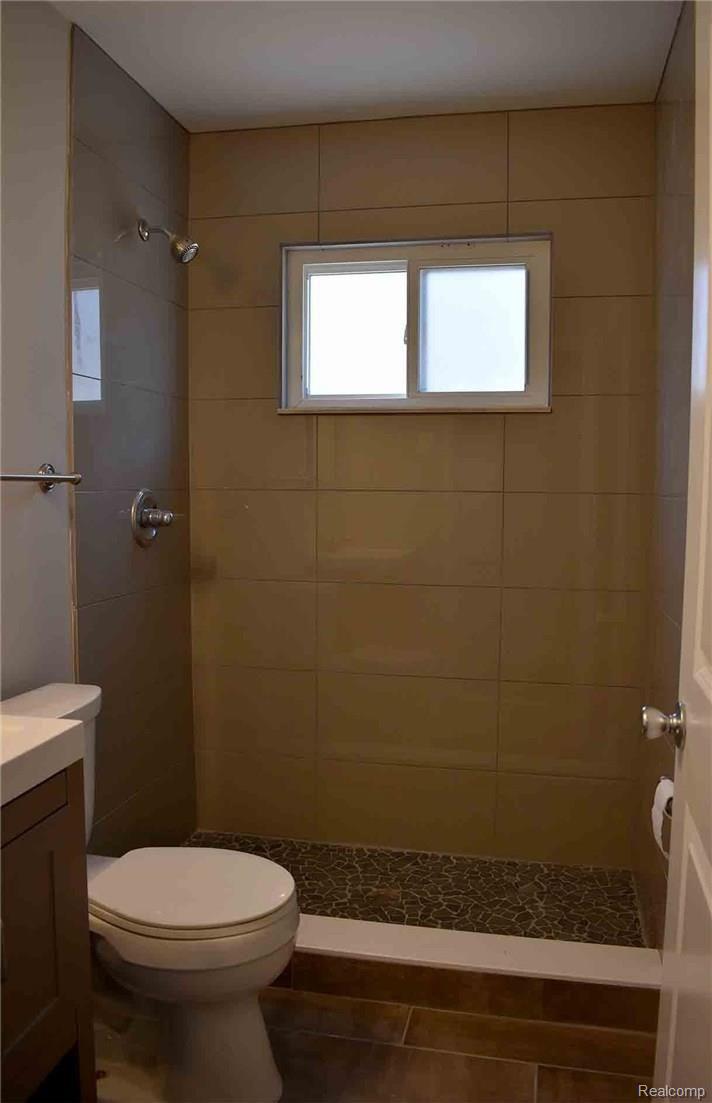 20127 Rensellor Street Livonia, MI 48152 - Photo 9 of 17 Bath-2.jpg