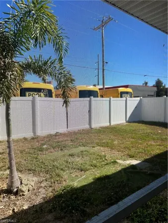 a view of a backyard