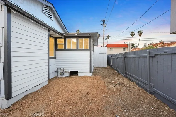a view of a house with a backyard