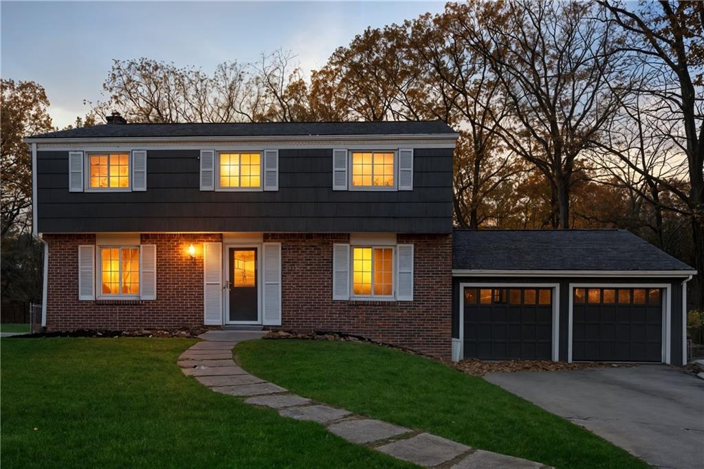 a view of house with front yard