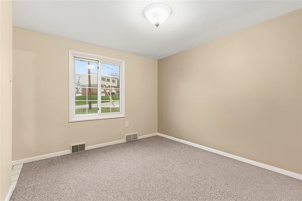 924 Old Hills Road McKeesport, PA 15135 - Photo 9 of 20 an empty room with windows