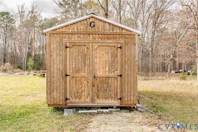 a view of a tiny house with backyard