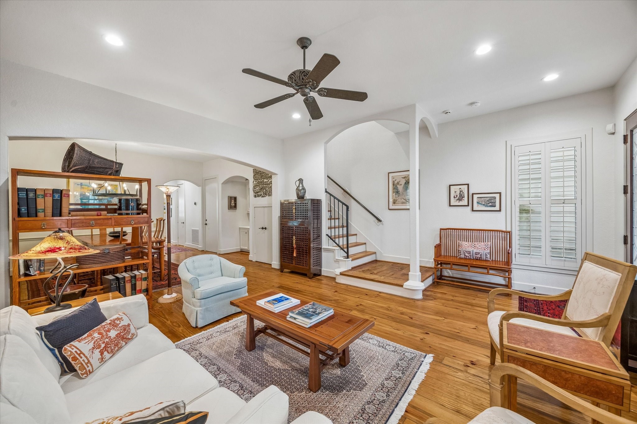 706 East 12th Street Houston, TX 77008 - Photo 12 of 34 a living room with furniture and wooden floor