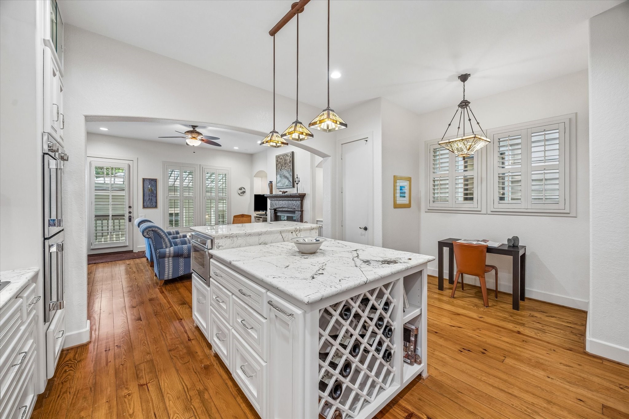706 East 12th Street Houston, TX 77008 - Photo 18 of 34 a large kitchen with kitchen island a island in it