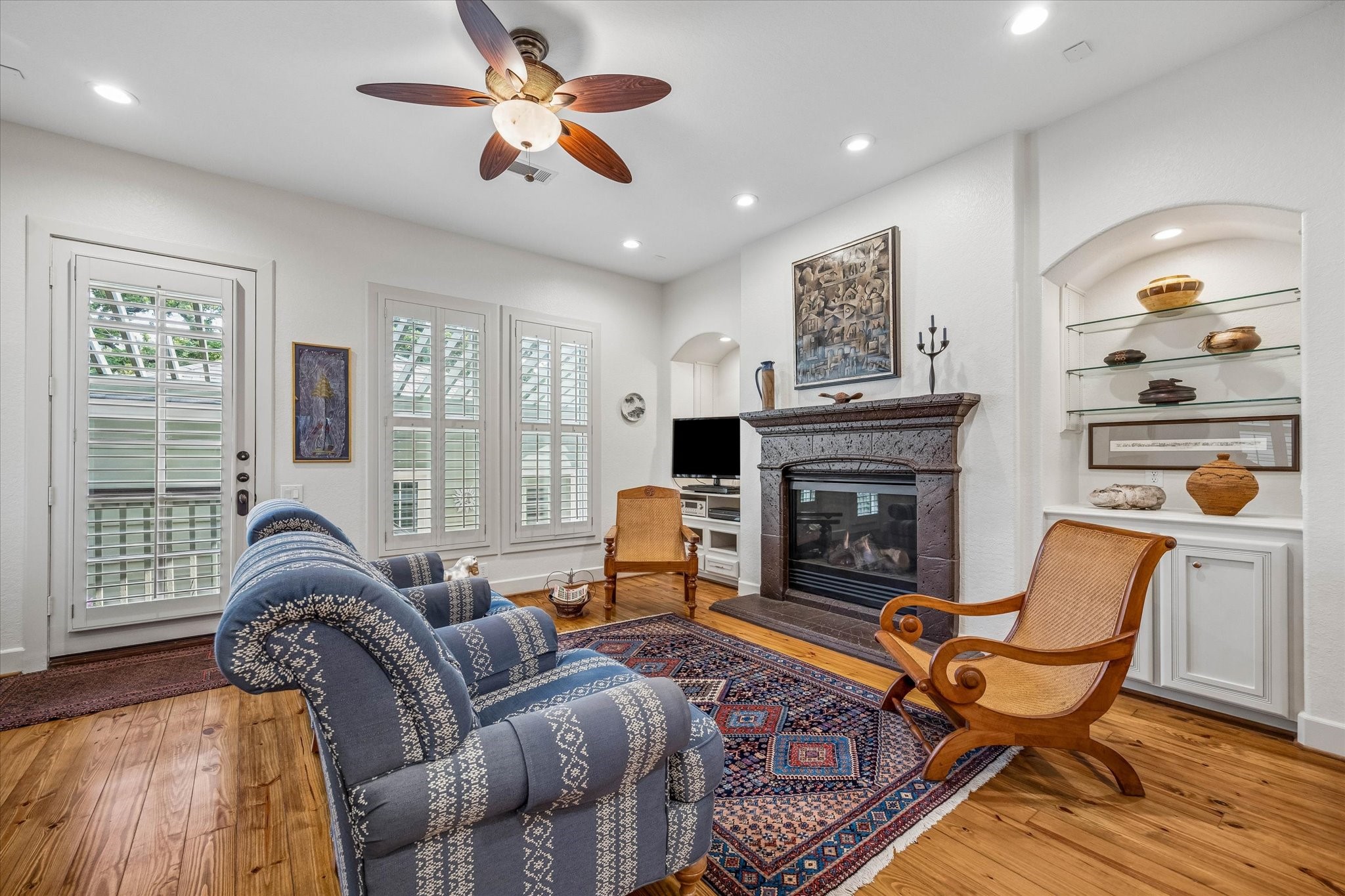 706 East 12th Street Houston, TX 77008 - Photo 19 of 34 a living room with furniture and a fireplace