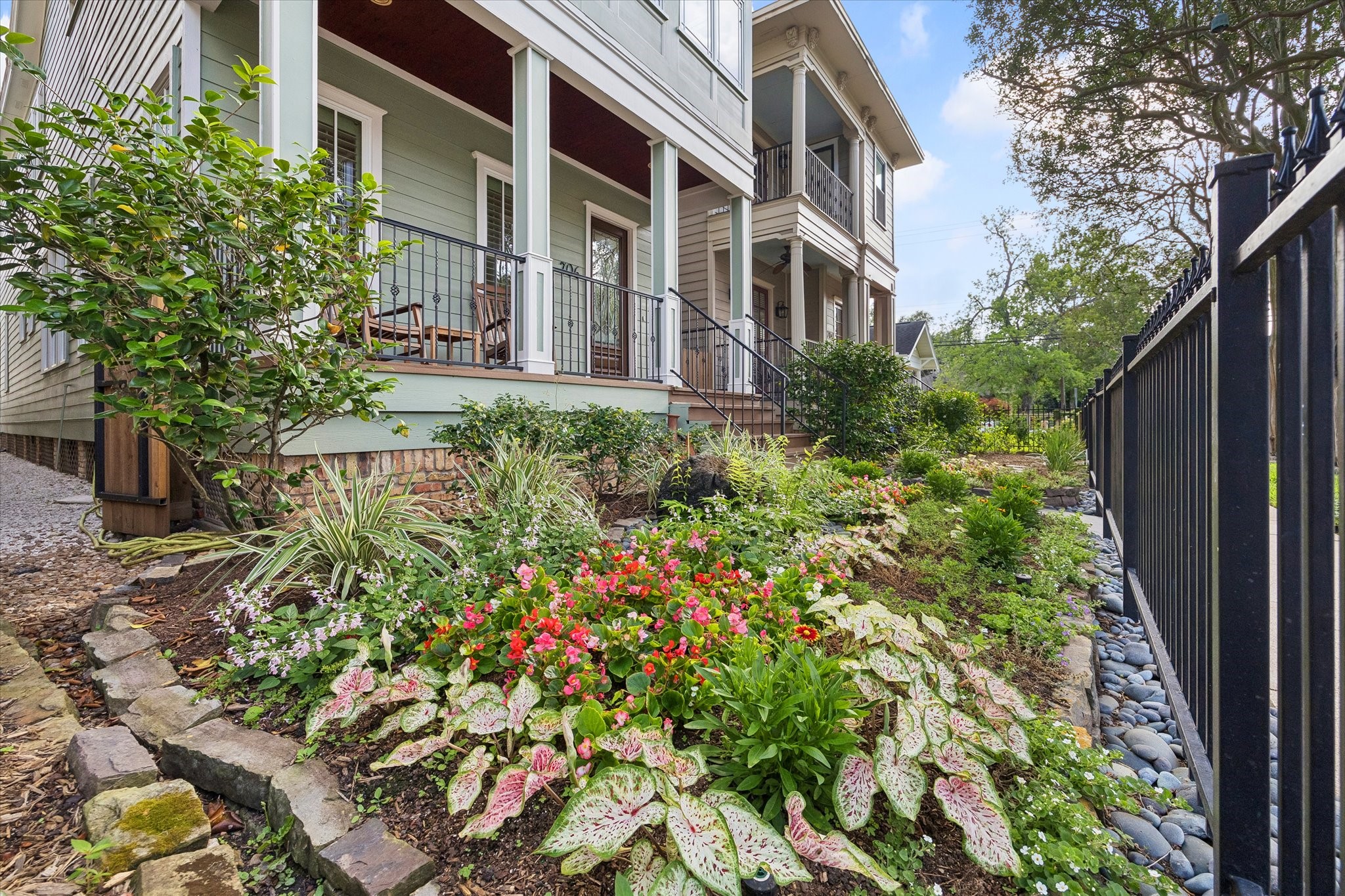 706 East 12th Street Houston, TX 77008 - Photo 2 of 34 a view of a garden with plants