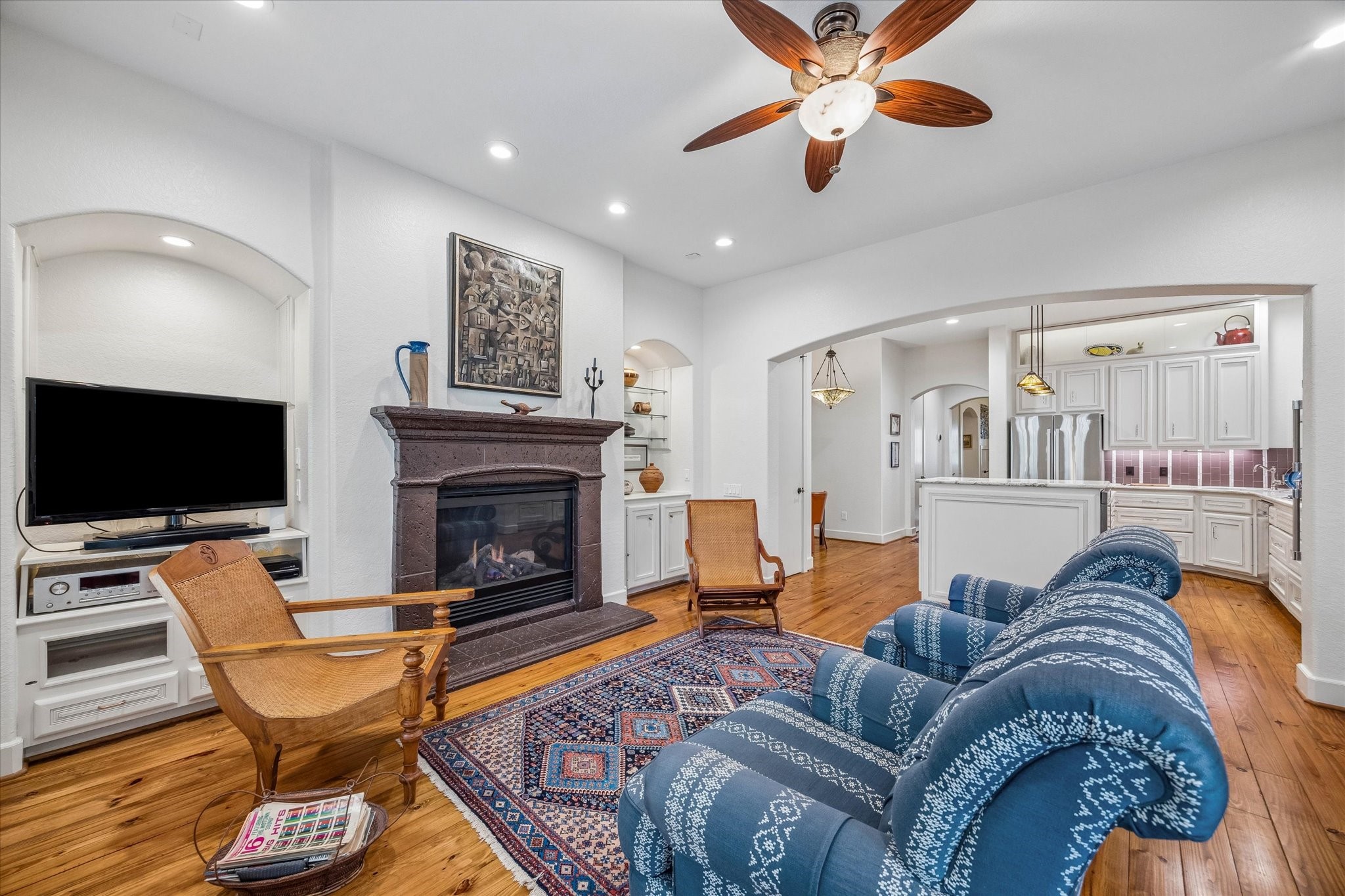 706 East 12th Street Houston, TX 77008 - Photo 20 of 34 a living room with furniture and a flat screen tv