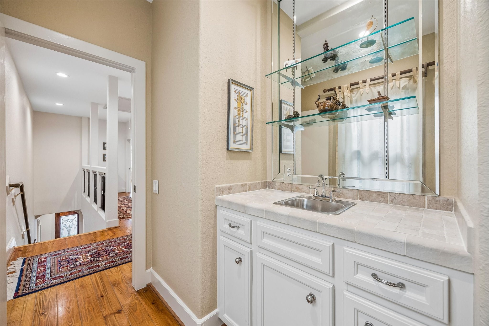 706 East 12th Street Houston, TX 77008 - Photo 21 of 34 a bathroom with a sink and a mirror