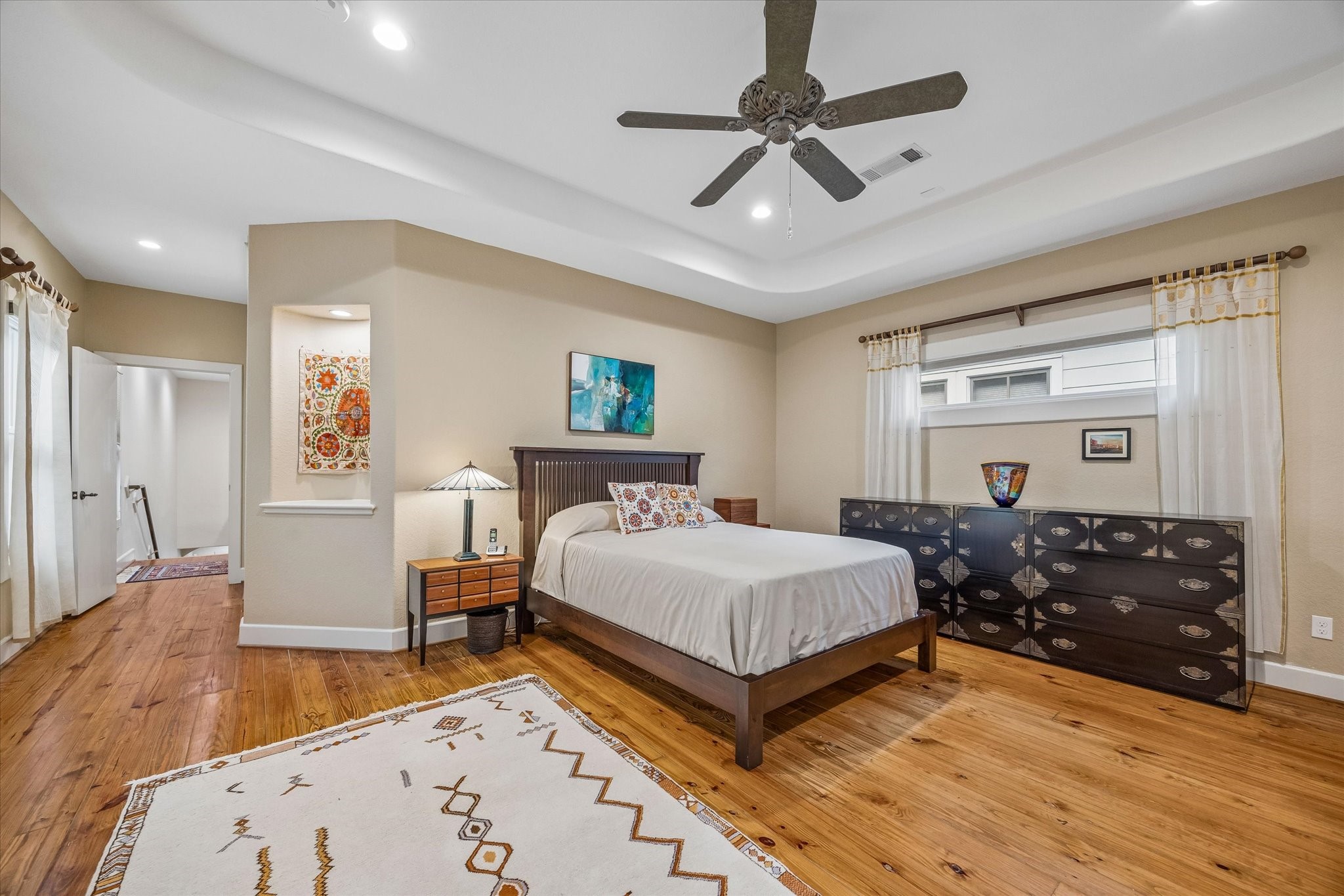 706 East 12th Street Houston, TX 77008 - Photo 22 of 34 a spacious bedroom with a bed and a dresser
