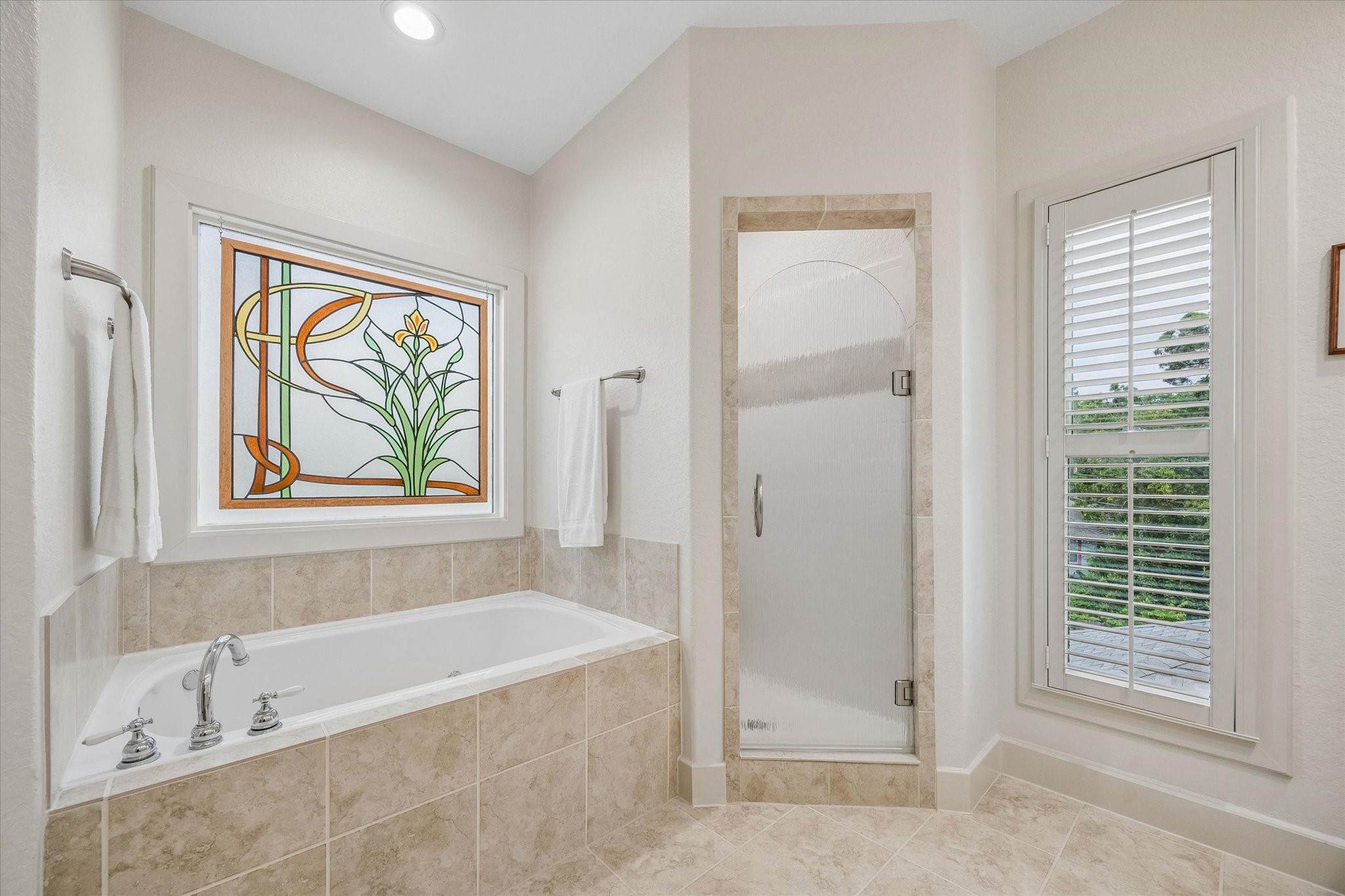 706 East 12th Street Houston, TX 77008 - Photo 24 of 34 a bathroom with a bathtub and a shower