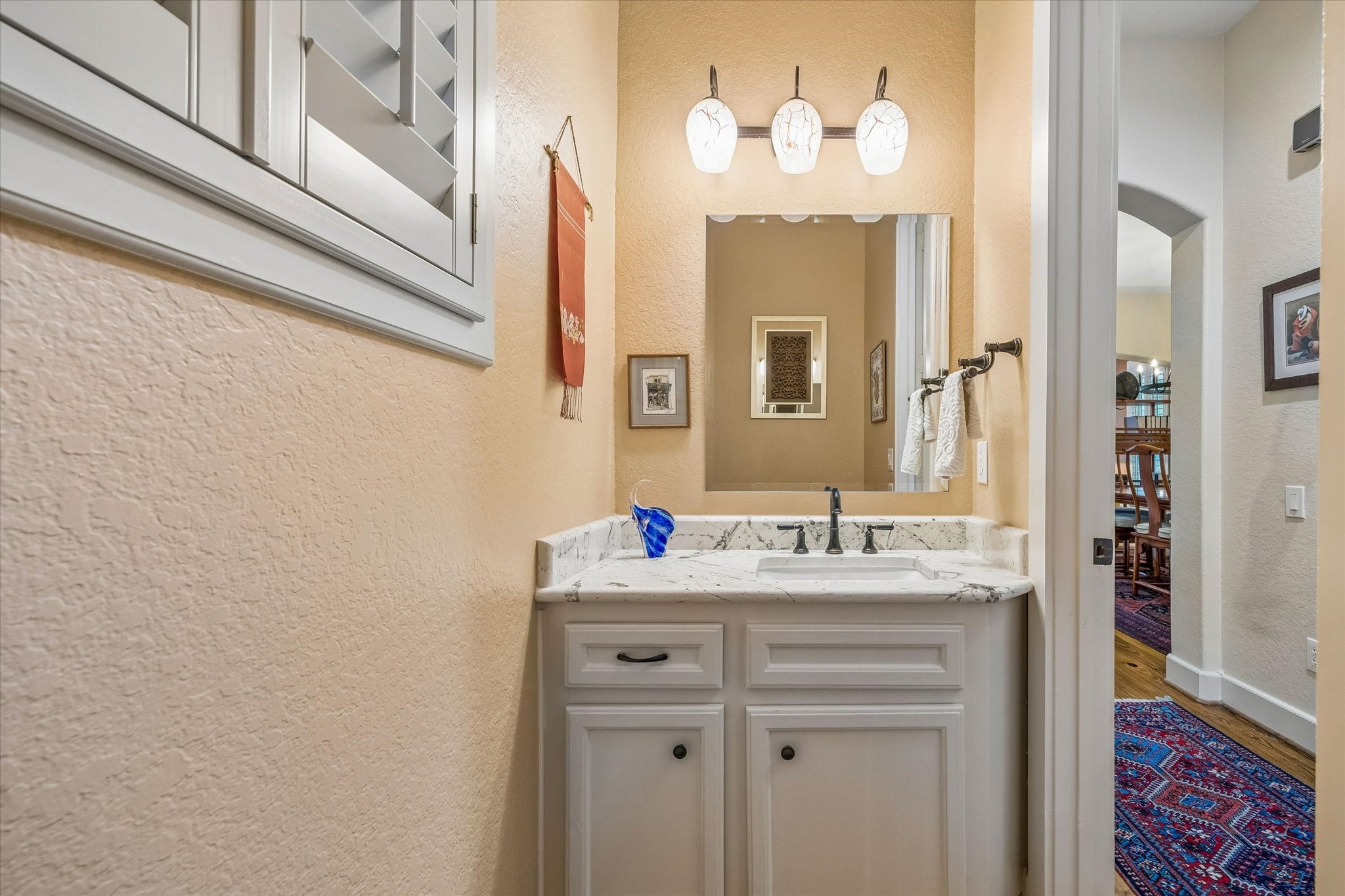 706 East 12th Street Houston, TX 77008 - Photo 29 of 34 a bathroom with a sink and a mirror