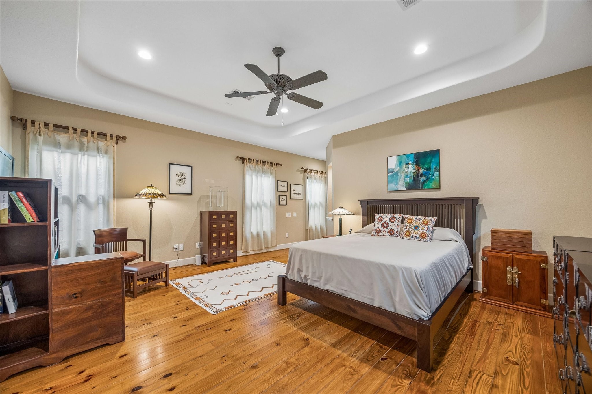 706 East 12th Street Houston, TX 77008 - Photo 7 of 34 a bedroom with a large bed a flat tv screen and dresser