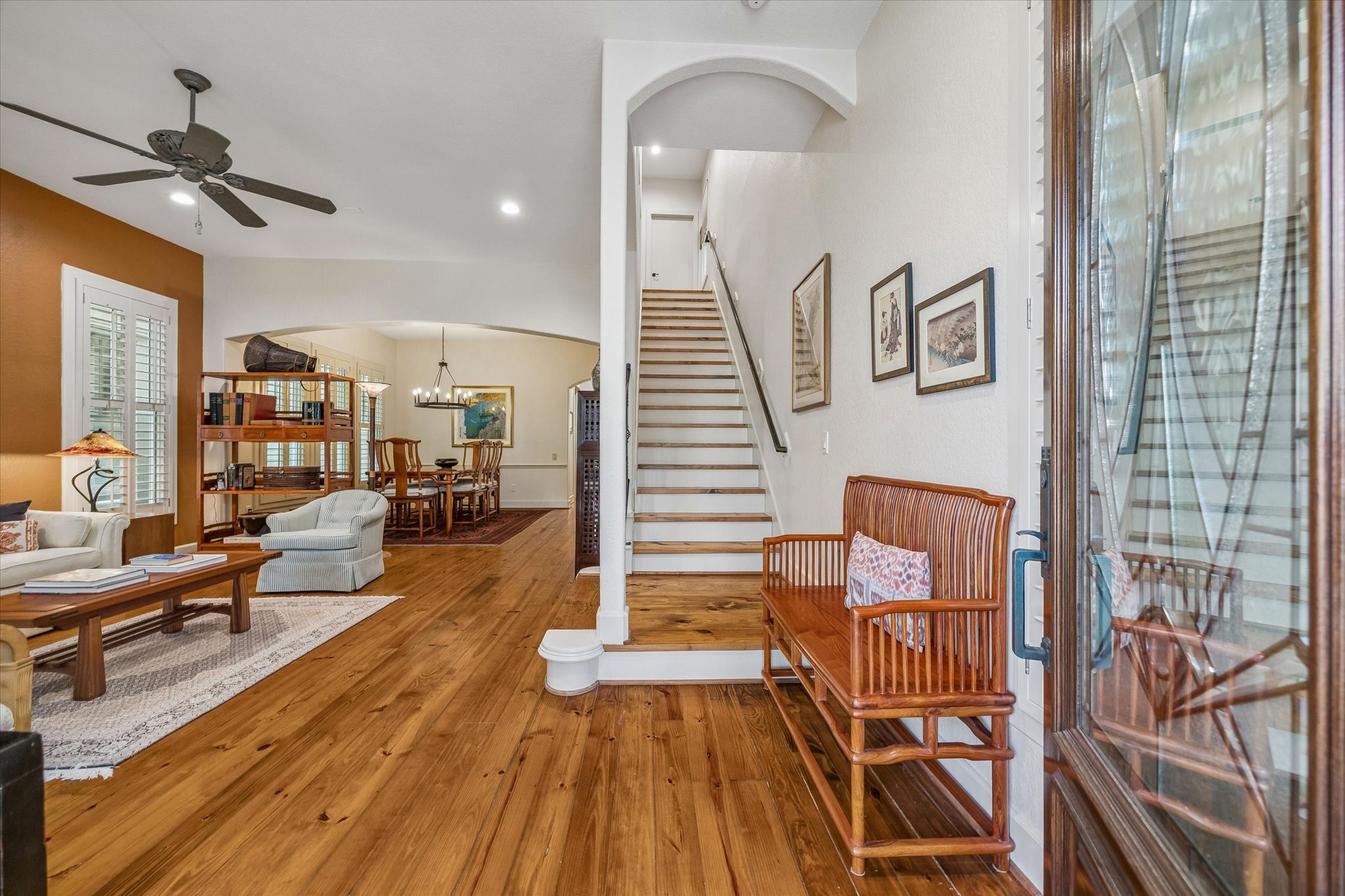 706 East 12th Street Houston, TX 77008 - Photo 9 of 34 a very nice looking room with many windows and furniture