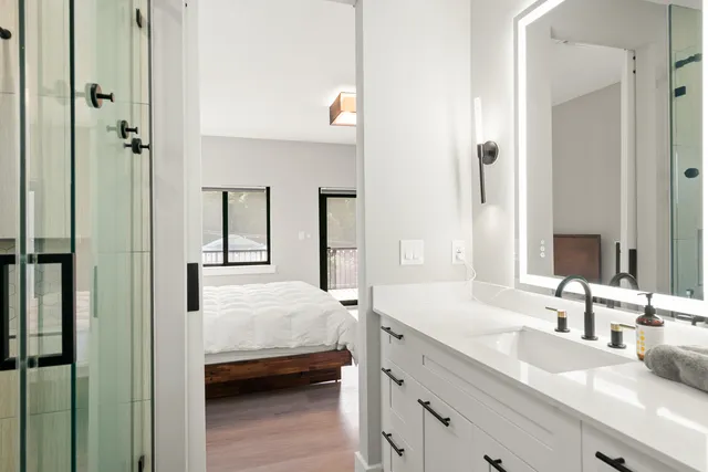 a en suite bathroom with a double vanity sink and mirror