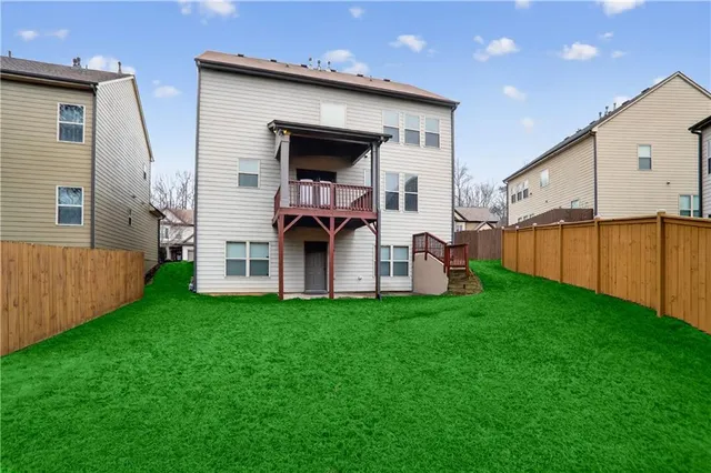 a view of a house with backyard