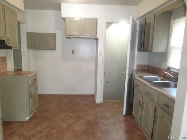 8175 Harding Street Center Line, MI 48015 - Photo 19 of 21 DSC02984.JPG