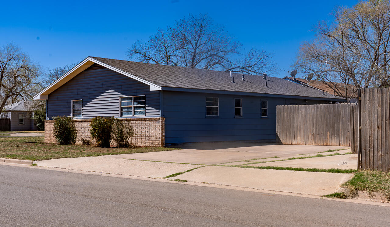 2802 40th Street Lubbock, TX 79413 - Photo 4 of 21 a house with a outdoor space