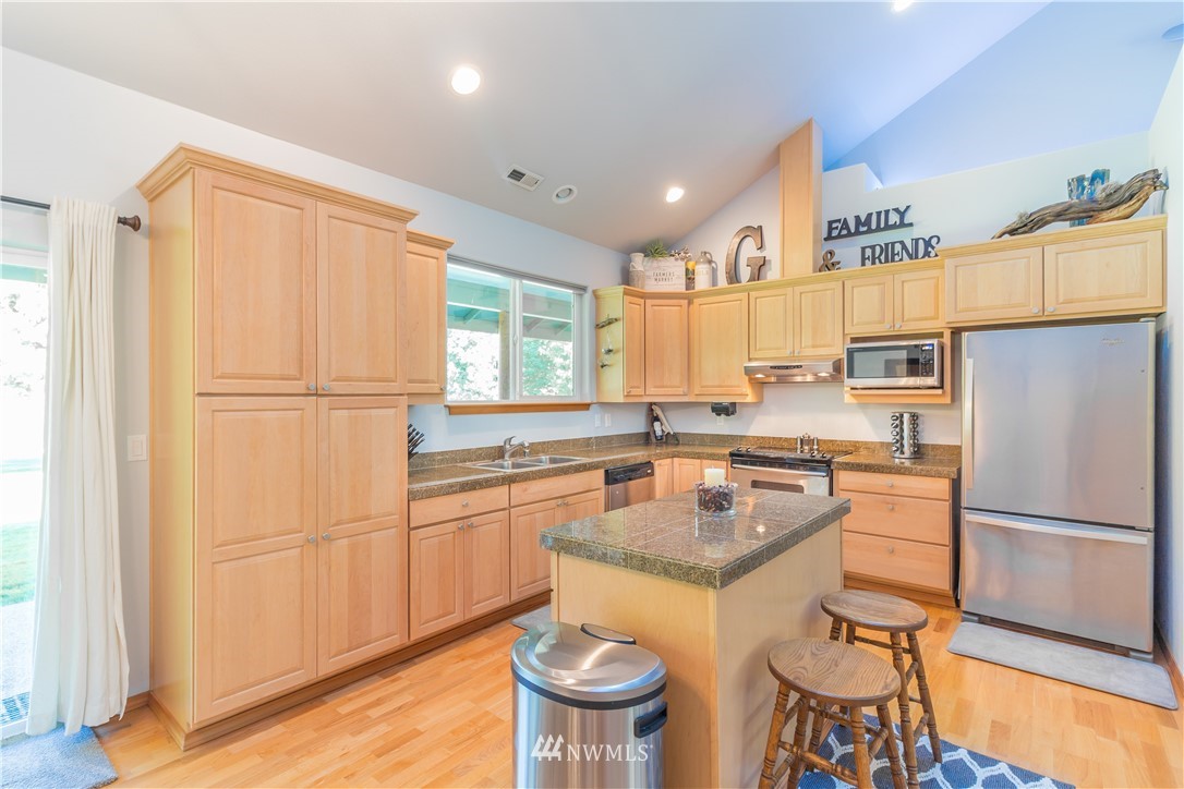 7851 East Grapeview Loop Road Allyn, WA 98524 - Photo 11 of 25 Gallery Image 11