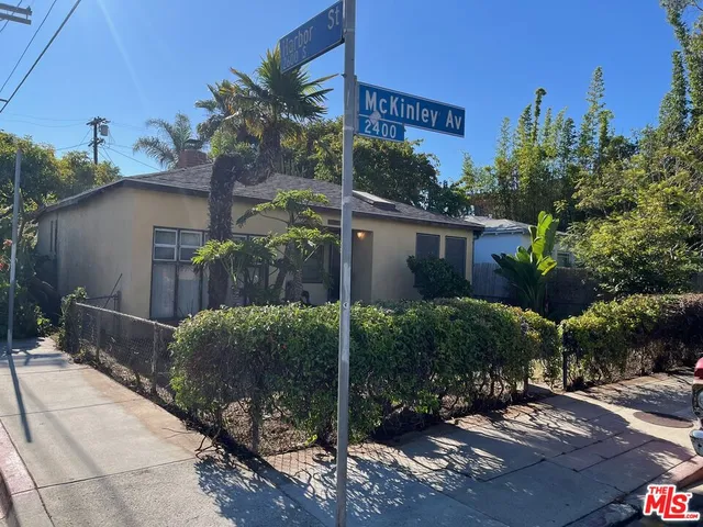 a view of a entrance gate of the house
