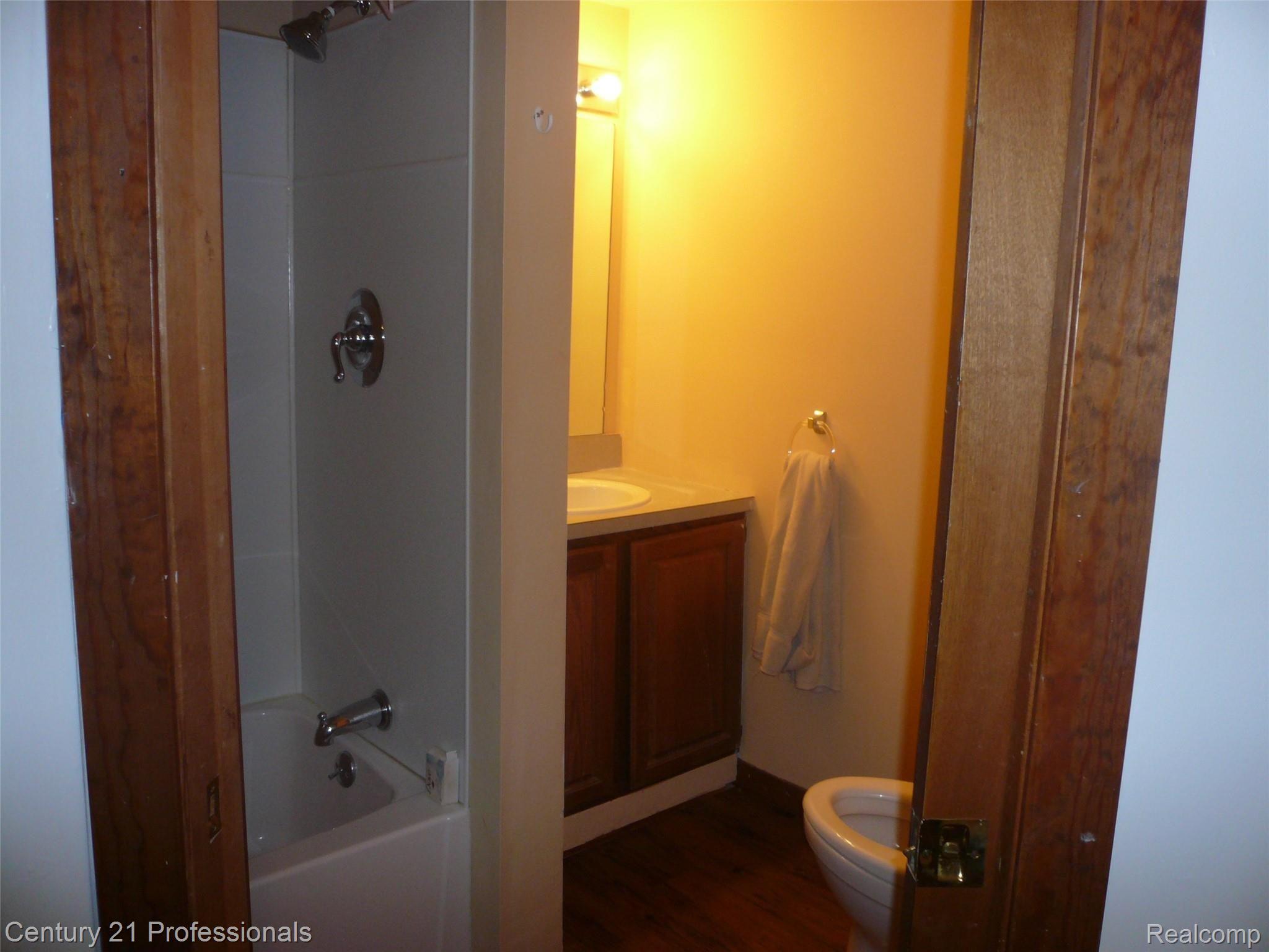 375 Olivewood Court Rochester, MI 48306 - Photo 36 of 49 Basement Bathroom