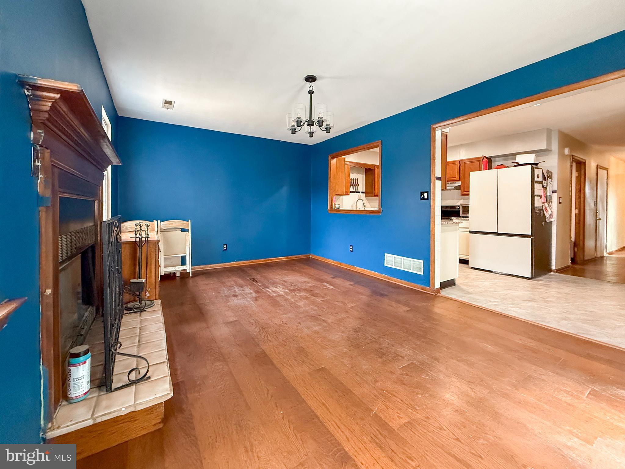 115 Upper Valley Lane Newark, DE 19711 - Photo 11 of 21 a view of a livingroom with wooden floor and a ceiling fan