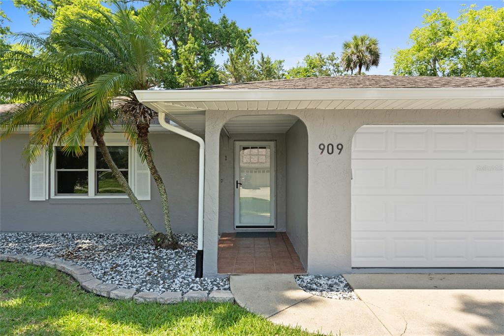 909 Bentwood Lane, Unit 1 Port Orange, FL 32127 - Photo 5 of 36 a front view of a house with garden